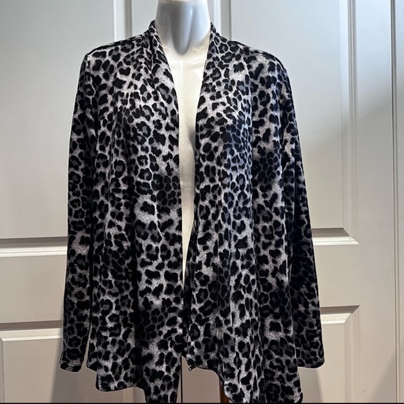 Black Leopard Print Open-Front Sweater with zip up over shoulder. - Picture 12 of 12